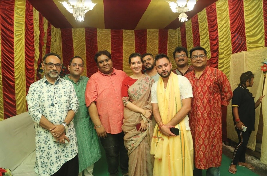 ♦ এ ছাড়া হাজির ছিলেন ‘অব্যক্ত’ছবির পরিচালক অর্জুন দত্ত ৷ অভিনেতা এনা সাহা, পূজারিনী ঘোষ , রণজয় বিষ্ণু, ইশান মজুমদার এবং অংশু ৷-নিজস্ব চিত্র ৷ ♦ এ ছাড়া হাজির ছিলেন ‘অব্যক্ত’ছবির পরিচালক অর্জুন দত্ত ৷ অভিনেতা এনা সাহা, পূজারিনী ঘোষ , রণজয় বিষ্ণু, ইশান মজুমদার এবং অংশু ৷-নিজস্ব চিত্র ৷