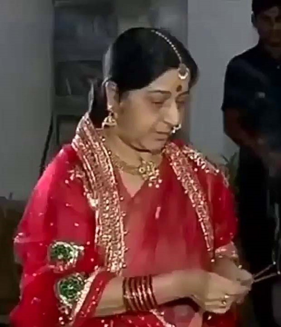 ♦ করবাচৌথের দিন তাঁর বাড়িতে হত বড় অনুষ্ঠান ৷ ধুমধাম করে করে সকল স্ত্রী আচার পালন করতেন প্রয়াত রাজেনীতিবিদ ৷ এমনকী সেদিন তাঁর বাড়িতে সমস্ত বিবাহিত স্ত্রীদের আসার জন্য আমন্ত্রণ জানানো হত ৷ -ফাইল চিত্র ৷ ♦ করবাচৌথের দিন তাঁর বাড়িতে হত বড় অনুষ্ঠান ৷ ধুমধাম করে করে সকল স্ত্রী আচার পালন করতেন প্রয়াত রাজেনীতিবিদ ৷ এমনকী সেদিন তাঁর বাড়িতে সমস্ত বিবাহিত স্ত্রীদের আসার জন্য আমন্ত্রণ জানানো হত ৷ -ফাইল চিত্র ৷