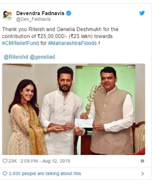 ♦ মুখ্যমন্ত্রী জেনেলিয়া ও রীতেশের সঙ্গে একটি ছবি পোস্ট করে লেখেন, রীতেশ ও জেনেলিয়াকে ধন্যবাদ মহারাষ্ট্র বন্যা দুর্গতদের জন্য ২৫ লক্ষ টাকা সাহায্য করার জন্য।