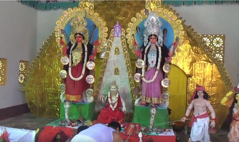  ♦ মাছের মধ্যে ইলিশ, রুই, কাতলা, বোয়াল, পাবদা, শোল। অন্তত ৩ রকম মাছের ভোগ দেওয়া হয় প্রতিদিন। সঙ্গে একজোড়া করে হাঁসের ডিম। সেই ডিম অবশ্য দেওয়া হয় কাঁচা। দেবীর ভোগের থালায় সাজিয়ে।