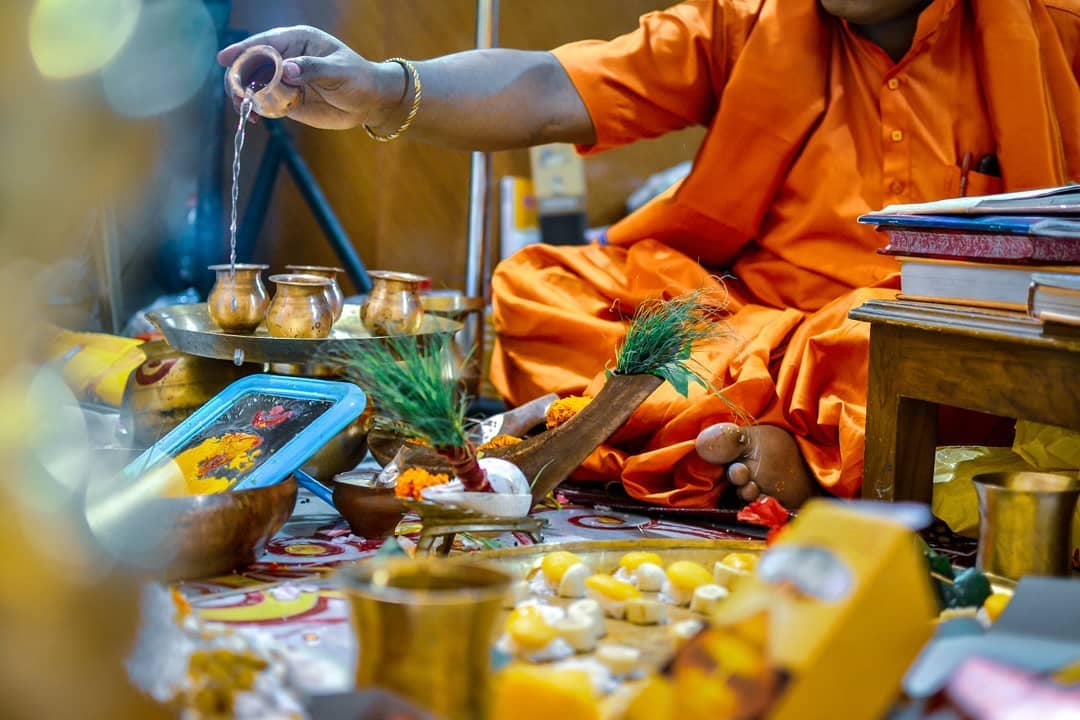 • লক্ষ্মীকে কখনও তুলসী পাতা দেবেন না ৷ তবে লক্ষ্মীর পুজো শেষ হলে নারায়ণের পায়ে তুলসী পাতা নিবেদন করতে ভুলবেন না ৷ ছবি: Instagram\Debmalya Das • লক্ষ্মীকে কখনও তুলসী পাতা দেবেন না ৷ তবে লক্ষ্মীর পুজো শেষ হলে নারায়ণের পায়ে তুলসী পাতা নিবেদন করতে ভুলবেন না ৷ ছবি: Instagram\Debmalya Das