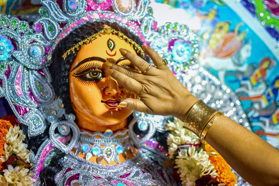 • লক্ষ্মী পুজোর সময় ঘণ্টা বাজাবেন না ৷ ঘণ্টার আওয়াজ উনি সহ্য করতে পারেন না ৷ ছবি: Instagram\Debmalya Das • লক্ষ্মী পুজোর সময় ঘণ্টা বাজাবেন না ৷ ঘণ্টার আওয়াজ উনি সহ্য করতে পারেন না ৷ ছবি: Instagram\Debmalya Das