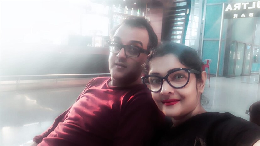 • নীল-নিবেদিতার প্রেমের গল্পটা বহুদিনের ৷ তা নয় নয় করেও ২৫ বছর হয়ে গেল ৷ বাদপ্রতিম নাট্যব্যক্তিত্ব অরুণ মুখোপাধ্যায়ের ছোট ছেলে, নীলের সঙ্গে নিবেদিতার আলাপ নাটকের সূত্র ধরেই ৷