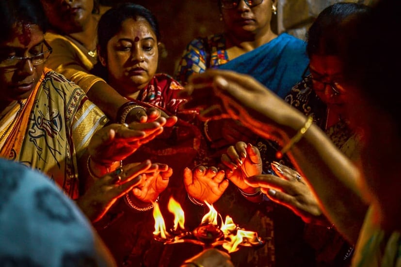 • লক্ষ্মীপুজোয় কখনও লোহা বা স্টিলের বাসন ব্যবহার করবেন না ৷ চেষ্টা করবেন পিতল, কাঁসা, সোনা, রুপোর বাসন ব্যবহার করতে ৷ ছবি: Instagram\Debmalya Das   