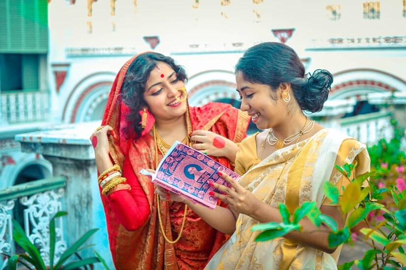 • লক্ষ্মী পুজোর পর অবশ্যই ব্রত কথা বা লক্ষ্মীর পাঁচালি পাঠ করুন ৷ ছবি: Instagram\Debmalya Das 