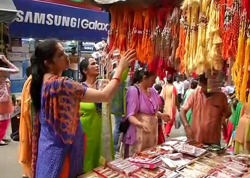 গতবাররে তুলনায় ৩০ শতাংশ পর্যন্ত কারবারে প্রভাব পড়েছে ৷ রঙ-বেরঙের রাখীতে রঙিন রাখীর বাজার ৷ সংগৃহীত ছবি ৷