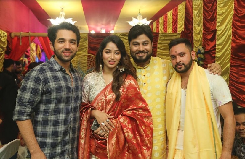 ♦ উপস্থিত ছিলেন বিখ্যাত মেকআপ আর্টিস্ট অনিরুদ্ধ চাকলাদার, প্রযোজক সুরেশ টোলানি ৷ শিবমন্ত্র মেতে উঠেছিল গোটা এলাকা ৷-নিজস্ব চিত্র ৷