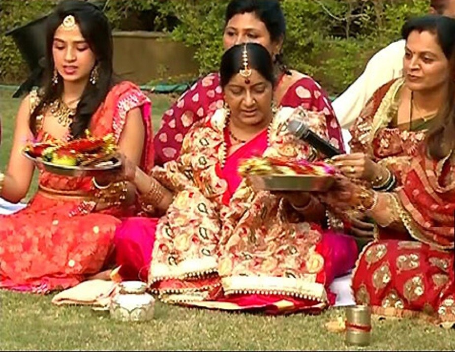 ♦ আর এই দিনটিতে তিনি লালশাড়ি, দামী অলঙ্কারে সেজে উঠতেন ৷ এক্কেবারে কনের সাজে সেজে তিনি বসতেন পুজোয় ৷ আর স্বামীর মঙ্গল কামনায় উপোস রেখে করবা মাতার পুজো করতেন তিনি ৷ তাঁর পরিচিতরা জানিয়েছেন, প্রতিবারই তিনি প্রার্থনা করতেন যেন তিনি সিঁথিতে সিঁদুর নিয়ে মৃত্যুবরণ করতে পারেন ৷ আর কাকতালীয়ভাবে এমনটাই হল ৷ -ফাইল চিত্র ৷ ♦ আর এই দিনটিতে তিনি লালশাড়ি, দামী অলঙ্কারে সেজে উঠতেন ৷ এক্কেবারে কনের সাজে সেজে তিনি বসতেন পুজোয় ৷ আর স্বামীর মঙ্গল কামনায় উপোস রেখে করবা মাতার পুজো করতেন তিনি ৷ তাঁর পরিচিতরা জানিয়েছেন, প্রতিবারই তিনি প্রার্থনা করতেন যেন তিনি সিঁথিতে সিঁদুর নিয়ে মৃত্যুবরণ করতে পারেন ৷ আর কাকতালীয়ভাবে এমনটাই হল ৷ -ফাইল চিত্র ৷