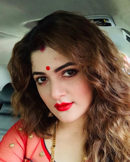 মাথায় চওড়া করে সিঁদুর, সঙ্গে লাল টিপ৷ শিবপুজোয় তো এমন সাজই চাই৷  Photo Courtesy: Instagram