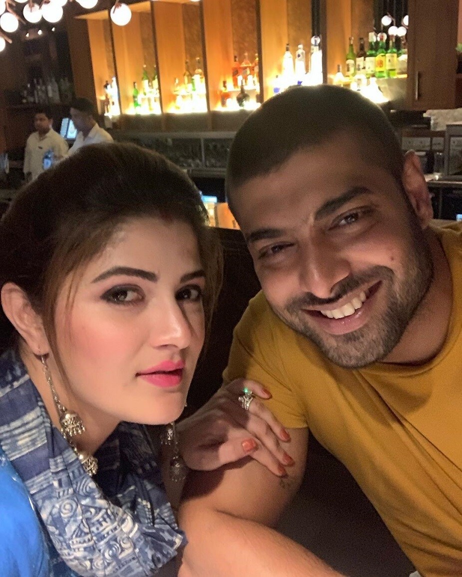 ♦ গত কয়েকদিন ধরে চলছে সেলিব্রেশন পর্ব ৷ গতকালই শ্রাবন্তীর ফ্যান ক্লাবের সদস্যরা শ্রাবন্তী ও তাঁর স্বামী রোশনের জন্মদিন সেলিব্রেট করেছে ৷ ছবি: ইনস্টাগ্রাম ৷ ♦ গত কয়েকদিন ধরে চলছে সেলিব্রেশন পর্ব ৷ গতকালই শ্রাবন্তীর ফ্যান ক্লাবের সদস্যরা শ্রাবন্তী ও তাঁর স্বামী রোশনের জন্মদিন সেলিব্রেট করেছে ৷ ছবি: ইনস্টাগ্রাম ৷