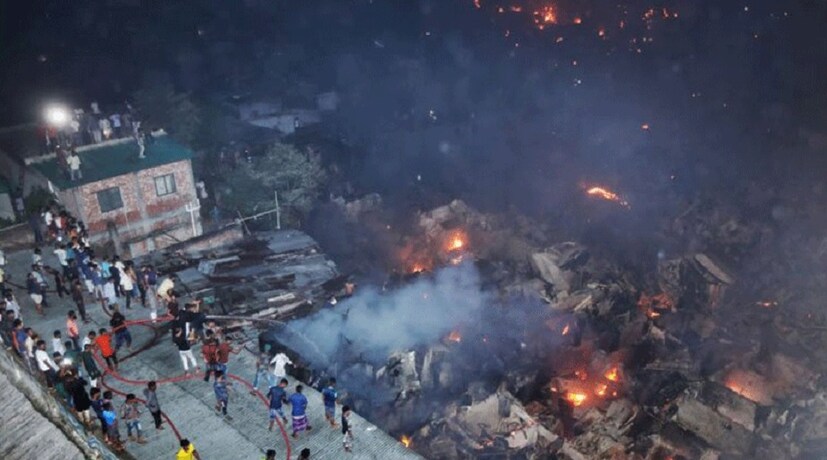 ♦ তবে ঠিক কী কারণে আগুন লাগল ওই বস্তিতে তা এখনই স্পষ্ট করে বোঝা সম্ভব হচ্ছে না। তবে যেহেতু বস্তির অধিকাংশ বাড়িই বাঁশ এবং কাঠের তৈরি সেই কারণেই আগুন দ্রুত ছড়িয়ে গিয়েছে বলে জানা যাচ্ছে । তবে গোটা বিষয়টি খতিয়ে দেখতে ইতিমধ্যেই গঠন করা তদন্ত কমিটি। আশা করা হচ্ছে আগামী ১৫ দিনের মধ্যেই তদন্তের রিপোর্ট পেশ করা হবে। 