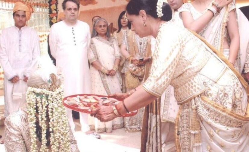  সবারই প্রশ্ন হঠাৎ কী এমন ঘটল যে দুম করে ভাইরাল হয়ে পড়ল ঐশ্বর্য-অভিষেকের বিয়ের ছবি ! 