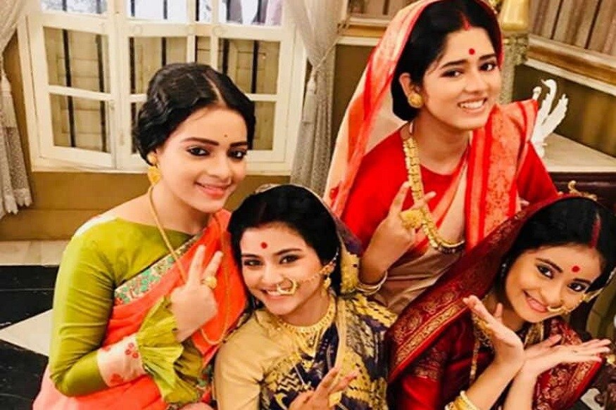 ‘রানি রাসমণি’, ‘দেবী চৌধুরানি’-র মতো জনপ্রিয় বাংলা ধারাবাহিকগুলির শ্যুটিং আচমকাই বন্ধ হয়ে যাওয়ায় সমস্যায় পড়েছিলেন চ্যানেল কর্তৃপক্ষ থেকে শুরু করে সিরিয়ালের কলাকুশলীরা প্রত্যেকেই ৷ বেশ কিছু সিরিয়াল দেখানো বন্ধ হচ্ছিল ৷ এর জন্য সবচেয়ে বেশি সমস্যায় পড়তে হচ্ছিল চ্যানেল কর্তৃপক্ষকেই ৷ শেষমেশ সেই সমস্যার কিছুটা সমাধান হল ৷ ‘রানি রাসমণি’, ‘দেবী চৌধুরানি’-র মতো জনপ্রিয় বাংলা ধারাবাহিকগুলির শ্যুটিং আচমকাই বন্ধ হয়ে যাওয়ায় সমস্যায় পড়েছিলেন চ্যানেল কর্তৃপক্ষ থেকে শুরু করে সিরিয়ালের কলাকুশলীরা প্রত্যেকেই ৷ বেশ কিছু সিরিয়াল দেখানো বন্ধ হচ্ছিল ৷ এর জন্য সবচেয়ে বেশি সমস্যায় পড়তে হচ্ছিল চ্যানেল কর্তৃপক্ষকেই ৷ শেষমেশ সেই সমস্যার কিছুটা সমাধান হল ৷