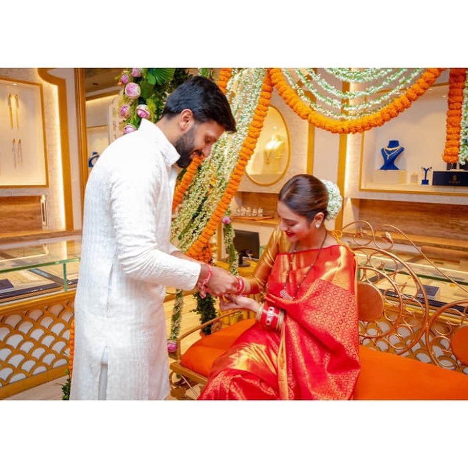 • এবার হিন্দু পরিবারের রীতি মেনে পালন করলেন ‘সিদ্ধিয়া দুজ’ ৷ লাল টুকটুকে শাড়ি আর কুন্দনের গয়নায় খুব সুন্দর দেখাচ্ছিল নুসরতকে ৷ ছবি: ইনস্টাগ্রাম ৷ • এবার হিন্দু পরিবারের রীতি মেনে পালন করলেন ‘সিদ্ধিয়া দুজ’ ৷ লাল টুকটুকে শাড়ি আর কুন্দনের গয়নায় খুব সুন্দর দেখাচ্ছিল নুসরতকে ৷ ছবি: ইনস্টাগ্রাম ৷