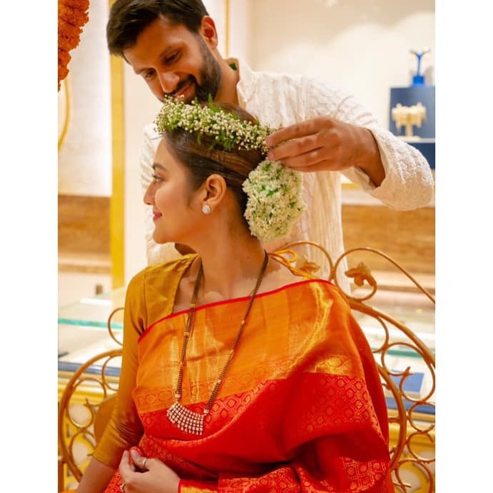 • স্বামী নিখিলও সেজেছিলেন একেবারে এথনিক পোশাকে ৷ সাজা পাজামা পঞ্জাবী পরেছিলেন তিনি ৷ ছবি: ইনস্টাগ্রাম ৷ • স্বামী নিখিলও সেজেছিলেন একেবারে এথনিক পোশাকে ৷ সাজা পাজামা পঞ্জাবী পরেছিলেন তিনি ৷ ছবি: ইনস্টাগ্রাম ৷