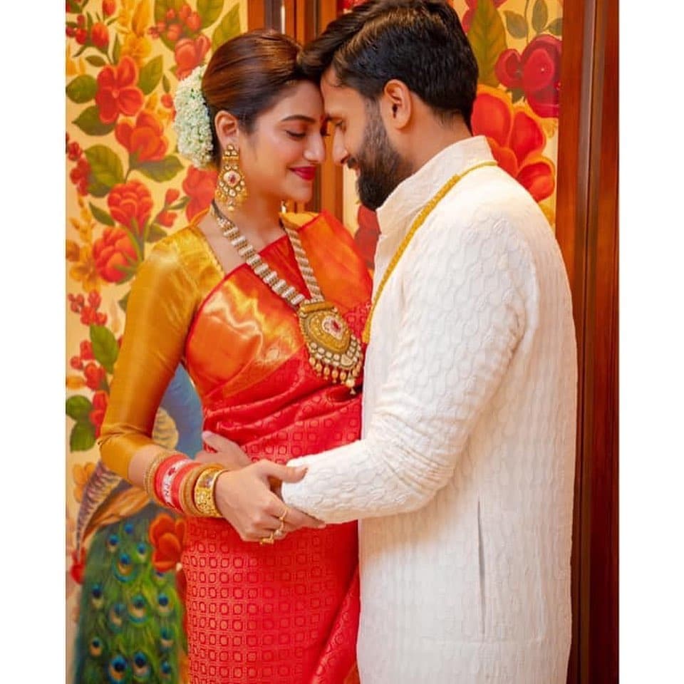 • কখনও একে অপরের চোখের ভাষায় হারিয়ে যাওয়া...কখনও আবার স্ত্রীর চুলে ফুল গুঁজে দেওয়া... প্রেমে ভালবাসায় মেখে রইলেন দু’জনে ৷ ছবি: ইনস্টাগ্রাম ৷ • কখনও একে অপরের চোখের ভাষায় হারিয়ে যাওয়া...কখনও আবার স্ত্রীর চুলে ফুল গুঁজে দেওয়া... প্রেমে ভালবাসায় মেখে রইলেন দু’জনে ৷ ছবি: ইনস্টাগ্রাম ৷
