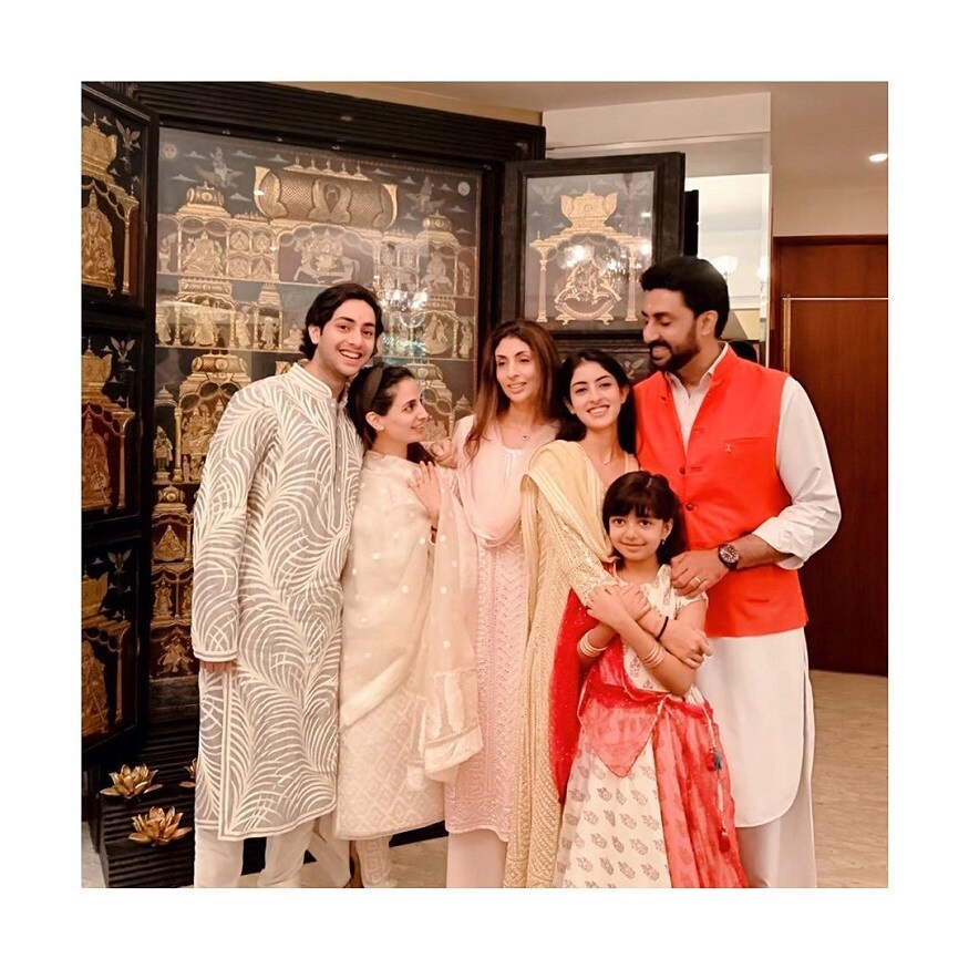 রাখি উৎসব উপলক্ষে একেবারে একদিকে যেমন অভিষেক ও আরাধ্য ছিল, তেমনই ছিলেন শ্বেতা ও তাঁর ছেলে ও মেয়ে৷ নাতি-নাতনিদের নিয়ে ভালই সময় কাটল সিনিয়ার বচ্চনদের৷ Photo Courtesy: Instagram রাখি উৎসব উপলক্ষে একেবারে একদিকে যেমন অভিষেক ও আরাধ্য ছিল, তেমনই ছিলেন শ্বেতা ও তাঁর ছেলে ও মেয়ে৷ নাতি-নাতনিদের নিয়ে ভালই সময় কাটল সিনিয়ার বচ্চনদের৷ Photo Courtesy: Instagram