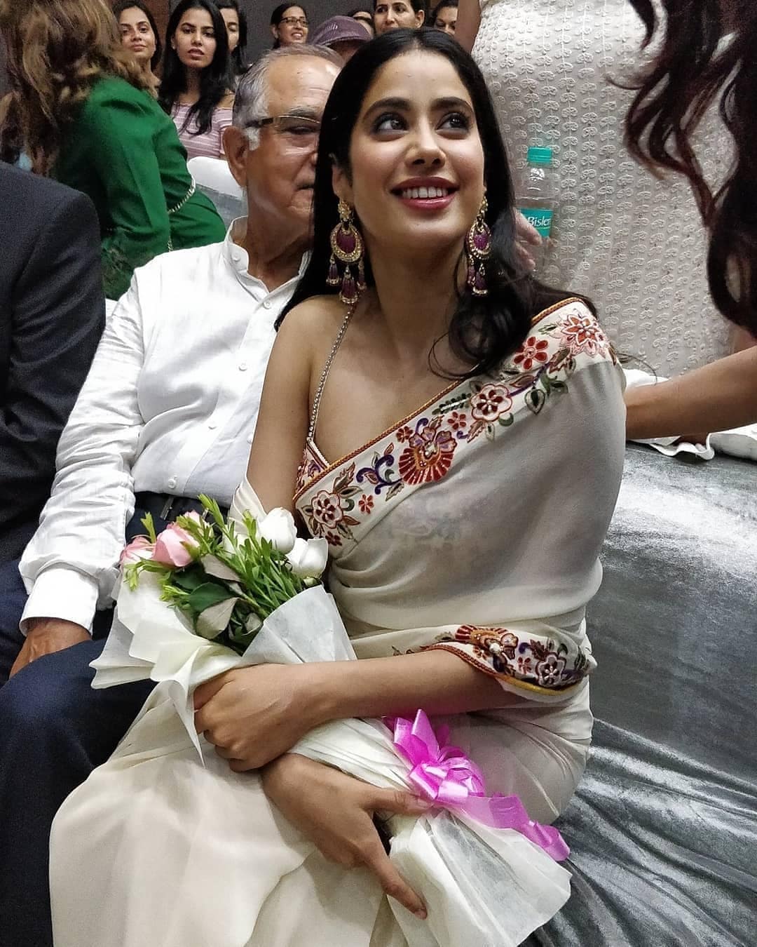 • সম্প্রতি দিল্লিতে লেখক হরিন্দর সিক্কার উপন্যাস 'কলিং সেহমত'-এর হিন্দি সংস্করণের উদ্বোধনী অনুষ্ঠানে গিয়েছিলেন জানু ৷ সুন্দর করে সেজেছিলেন ‘ধড়ক’-এর নায়িকা ৷ ছবি: ইনস্টাগ্রাম ৷ • সম্প্রতি দিল্লিতে লেখক হরিন্দর সিক্কার উপন্যাস 'কলিং সেহমত'-এর হিন্দি সংস্করণের উদ্বোধনী অনুষ্ঠানে গিয়েছিলেন জানু ৷ সুন্দর করে সেজেছিলেন ‘ধড়ক’-এর নায়িকা ৷ ছবি: ইনস্টাগ্রাম ৷