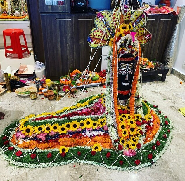 সুন্দর করে সাজানো হল শিবলিঙ্গ৷ ফুলমাল সহযোগে পুজার্চনার জোগাড় করা হল৷ নিজে হাতে সব করলেন অভিনেত্রী৷ স্বামীর মঙ্গলকামনায় এই সব করলেন শ্রাবন্তী৷ Photo Courtesy: Instagram 