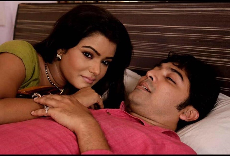 ভাস্বর তাঁর ফেসবুক অ্যাকাউন্টে একটি পোস্টে নিজের মনের কথা শেয়ার করেন। তিনি লিখেছেন সিরিয়ালের অফারটা পাওয়ার আগে তিনি বাবা মায়ের সঙ্গে পুরি গিয়েছিলেন পুজো দিতে। সেখানেই তিনি পরিচালকের ফোন পান। তাঁকে বলা হয় লিড রোল করতে হবে তাঁকে। সোনালি নায়িকা। শুনে তো আনন্দে মাতোয়াড়া হয়ে গিয়েছিলেন ভাস্বর। এই কথাই লিখলেন তিনি।photo source facebook ভাস্বর তাঁর ফেসবুক অ্যাকাউন্টে একটি পোস্টে নিজের মনের কথা শেয়ার করেন। তিনি লিখেছেন সিরিয়ালের অফারটা পাওয়ার আগে তিনি বাবা মায়ের সঙ্গে পুরি গিয়েছিলেন পুজো দিতে। সেখানেই তিনি পরিচালকের ফোন পান। তাঁকে বলা হয় লিড রোল করতে হবে তাঁকে। সোনালি নায়িকা। শুনে তো আনন্দে মাতোয়াড়া হয়ে গিয়েছিলেন ভাস্বর। এই কথাই লিখলেন তিনি।photo source facebook