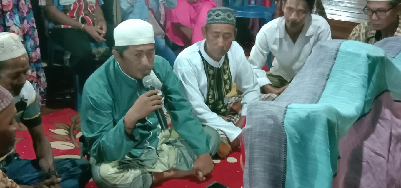 • এই আজব ঘটনাটি ঘটেছে ইন্দোনেশিয়াতে ৷ সেখাবনে এক ব্যক্তির ৪জন স্ত্রী থাকা আইনত বৈধ ৷ ছবি: ফেসবুক ৷ • এই আজব ঘটনাটি ঘটেছে ইন্দোনেশিয়াতে ৷ সেখাবনে এক ব্যক্তির ৪জন স্ত্রী থাকা আইনত বৈধ ৷ ছবি: ফেসবুক ৷