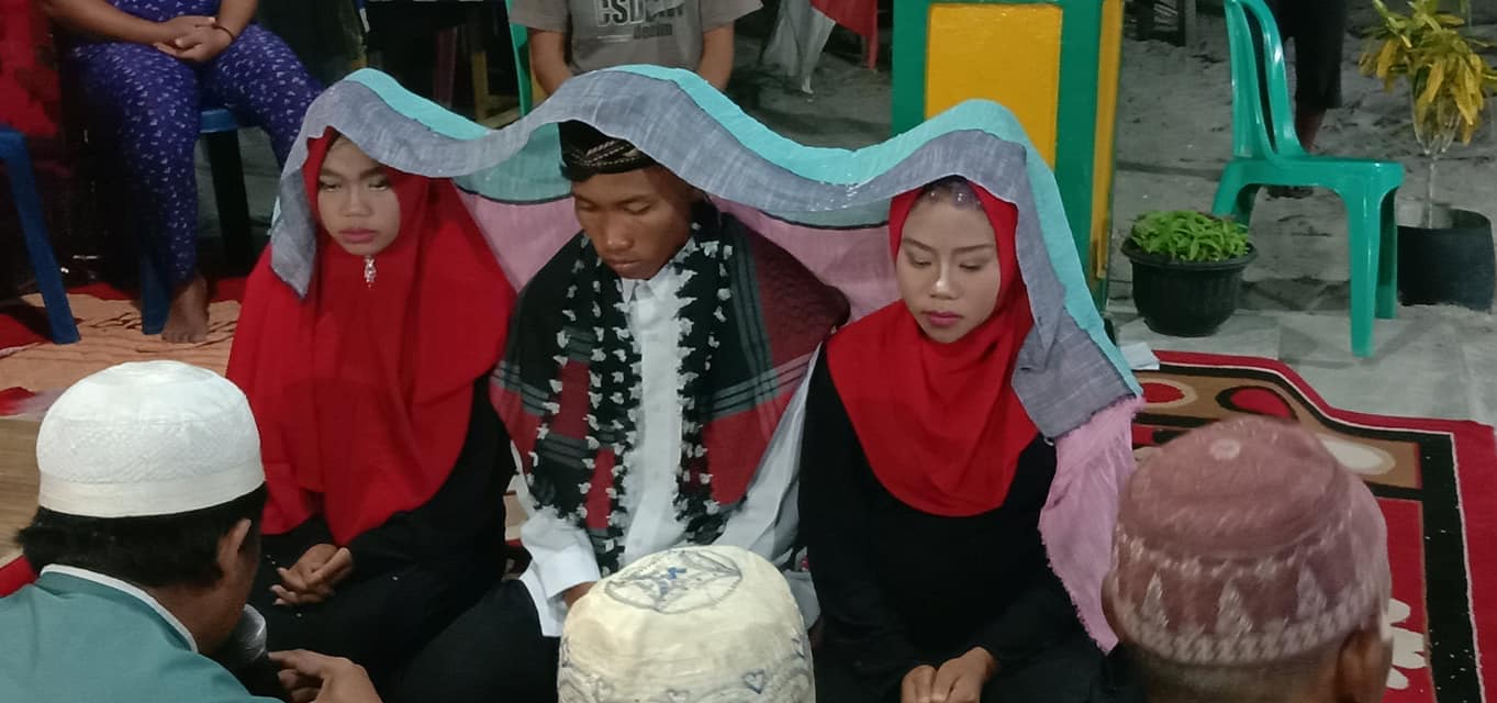 • বিবাহবাসর বসেছিল ইন্দোনেশিয়ার কালিমন্তনের এয়ারতরপে ৷ ‘ভাইস মিডিয়া’র রিপোর্টে জানা যাচ্ছে, দুই স্ত্রীকে ভালমতো পণও তিনি দিয়েছেন বিয়ে করার জন্য ৷ ছবি: ফেসবুক ৷ • বিবাহবাসর বসেছিল ইন্দোনেশিয়ার কালিমন্তনের এয়ারতরপে ৷ ‘ভাইস মিডিয়া’র রিপোর্টে জানা যাচ্ছে, দুই স্ত্রীকে ভালমতো পণও তিনি দিয়েছেন বিয়ে করার জন্য ৷ ছবি: ফেসবুক ৷