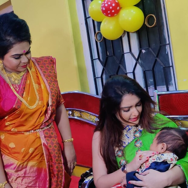 এ এক অন্য অনুভূতি ৷ শিশুকে কোলে নিয়ে ৷ এ এক পার্থিব সুখও বটে ৷ ছবি সৌজন্যে ফেসবুক ৷