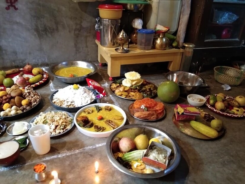 গোপালের অত্যন্ত প্রিয় তালের বড়া ৷ লুচি, নানান ধরনের মিষ্টি, ফলমূল ৷ যাই হোক মায়ের কোলের ছেলে যেন কোনও ভাবেই কষ্ট না পায় ৷ কোনও ভাবেই যেন না খেয়ে থাকে ৷ মায়ের দুশ্চিন্তা একটাই ৷ সংগৃহীত ছবি ৷