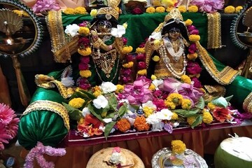 জন্মাষ্টমীতে কোলের ছেলের আপ্যায়নে ত্রুটিহীন প্রচেষ্টা মায়েদের জন্মাষ্টমীতে কোলের ছেলের আপ্যায়নে ত্রুটিহীন প্রচেষ্টা মায়েদের