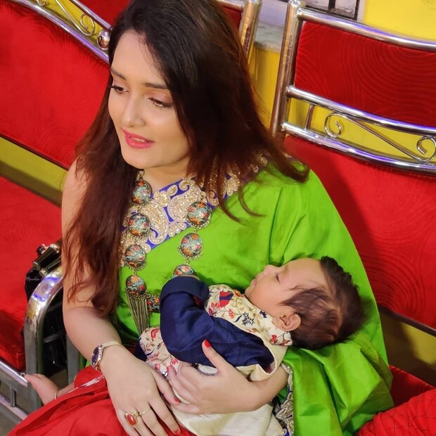 এ এক অন্য অনুভূতি ৷ শিশুকে কোলে নিয়ে ৷ এ এক পার্থিব সুখও বটে ৷ ছবি সৌজন্যে ফেসবুক ৷
