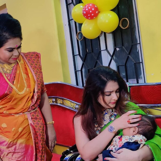 কয়েক ঘণ্টা আগেই ফেসবুকে একটি ফুটফুটে শিশুকে কোলে নিয়ে বসে আছেন এই টেলি অভিনেত্রী ৷ ছবি সৌজন্যে ফেসবুক ৷