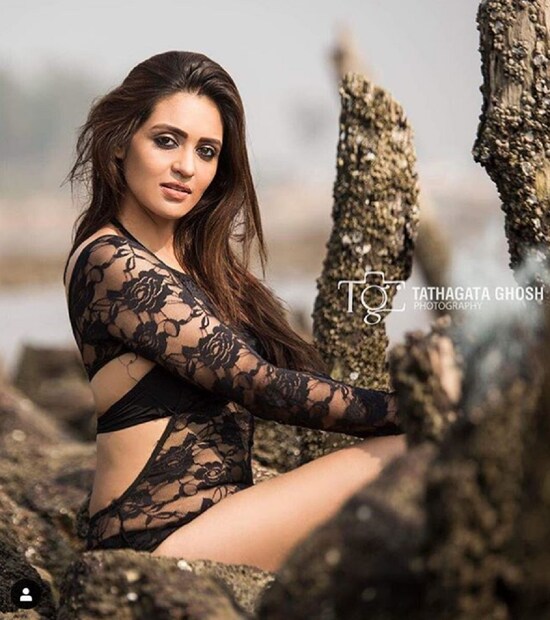 ♦ আসলে ওই ছবিতে হট অবতারে দেখা দিয়েছেন প্রিয়াঙ্কা ৷ আর দেখা যাচ্ছে তাঁর অনাবৃত পা দু’খানি ৷ আর এতেই শুরু হয়েছে চাপানউতোরে ৷ তবে কি প্রিয়াঙ্কা প্যান্ট পরেননি? এই প্রশ্নই উঠতে শুরু করেছে ৷ ছবি: ইনস্টাগ্রাম ৷