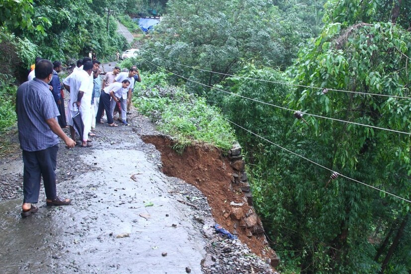 কর্ণাটকের চিকমাঙ্গলুরে রাস্তায় ধস।