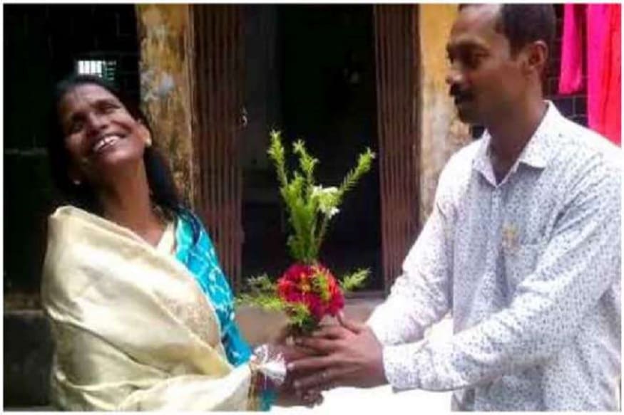 এ যেন গল্প হলেও সত্যি। রূপকথার আরেক নাম রাণু। কিছু দিন আগে ভবঘুরে রাণু মণ্ডল পথে-ঘাটে গান গেয়ে বেড়াতেন। সেখান থেকে বলিউড। হিমেশ রেশমিয়ার সঙ্গে ডুয়েট রেকর্ড করে ফিরলেন কলকাতায়। এ যেন গল্প হলেও সত্যি। রূপকথার আরেক নাম রাণু। কিছু দিন আগে ভবঘুরে রাণু মণ্ডল পথে-ঘাটে গান গেয়ে বেড়াতেন। সেখান থেকে বলিউড। হিমেশ রেশমিয়ার সঙ্গে ডুয়েট রেকর্ড করে ফিরলেন কলকাতায়।