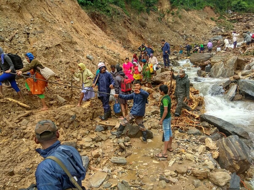 কর্ণাটকে বন্যায় মৃত ৩০। ২ লক্ষ মানুষকে নিরাপদ আশ্রয়ে সরানো হয়েছে। 