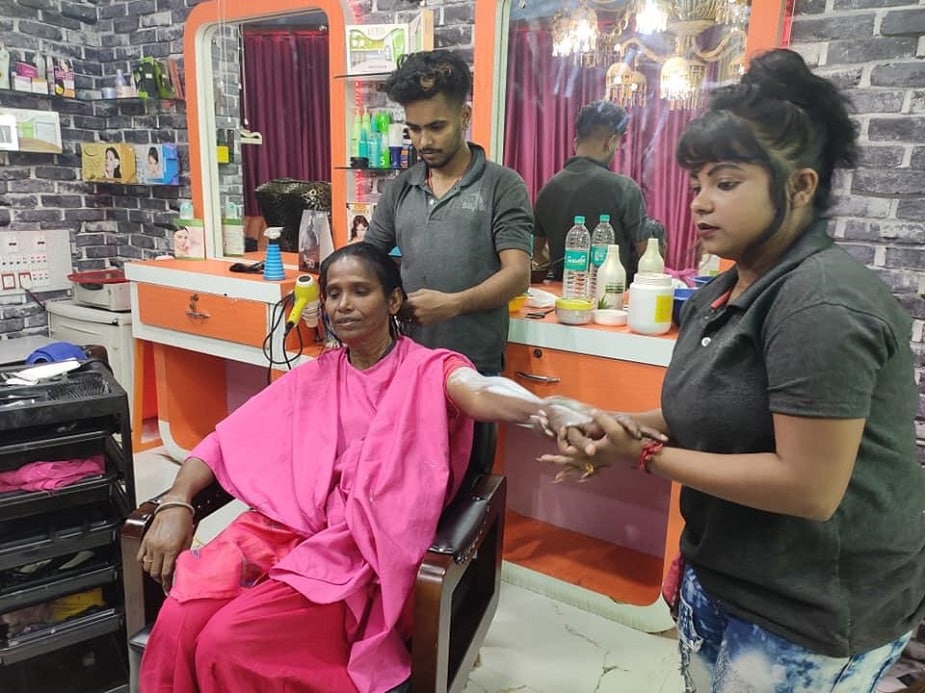 কিন্তু এবার তো তিনি সেলেব। সেলেবদের এমন পাগলের মতো থাকলে চলবে কেন ! তাই তাঁকে নিয়ে যাওয়া হল বিউটি পার্লারে।photo source facebook কিন্তু এবার তো তিনি সেলেব। সেলেবদের এমন পাগলের মতো থাকলে চলবে কেন ! তাই তাঁকে নিয়ে যাওয়া হল বিউটি পার্লারে।photo source facebook