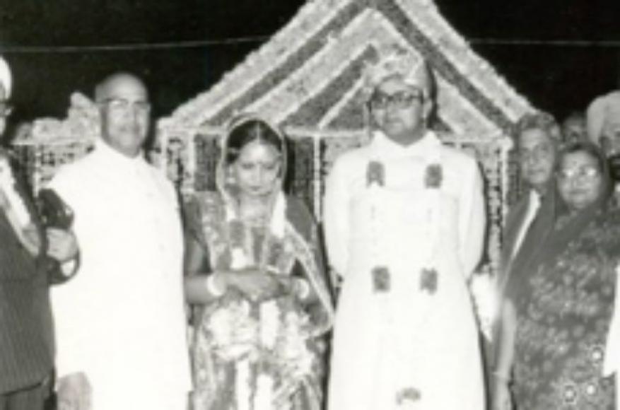 ব্যক্তিগত জীবনেও সমান দায়িত্বশীল ও আদর্শ অভিভাবক অরুণ জেটলি ৷ দীর্ঘদিন ধরে ক্যানসার ও কিডনির সংক্রমণে ভুগছিলেন অরুণ জেটলি ৷ ৯ অগাস্ট থেকে এইমসে ভর্তি ছিলেন তিনি ৷ লাইফ সাপোর্ট সিস্টেমে রাখা হয় তাঁকে ৷ কয়েক সপ্তাহের লড়াইয়ের পর আজ শেষ নিঃশ্বাস ত্যাগ করেন তিনি ৷ রেখে গেলেন স্ত্রী সঙ্গীতা, পুত্র রোহন জেটলি ও কন্যা সোনালি জেটলি ৷ ১৯৮২ সালে বিয়ে হয় তাঁর ৷ তাঁর পুত্র রোহন ও কন্যা সোনালি দু’জনেই পিতার মতো আইনজীবীর পেশাকেই বেছে নিয়েছেন ৷ ২০১৫ সালে উকিল-ব্যবসায়ী জয়েশ বক্সীর সঙ্গে বিয়ে হয় সোনালি জেটলির৷ ব্যক্তিগত জীবনেও সমান দায়িত্বশীল ও আদর্শ অভিভাবক অরুণ জেটলি ৷ দীর্ঘদিন ধরে ক্যানসার ও কিডনির সংক্রমণে ভুগছিলেন অরুণ জেটলি ৷ ৯ অগাস্ট থেকে এইমসে ভর্তি ছিলেন তিনি ৷ লাইফ সাপোর্ট সিস্টেমে রাখা হয় তাঁকে ৷ কয়েক সপ্তাহের লড়াইয়ের পর আজ শেষ নিঃশ্বাস ত্যাগ করেন তিনি ৷ রেখে গেলেন স্ত্রী সঙ্গীতা, পুত্র রোহন জেটলি ও কন্যা সোনালি জেটলি ৷ ১৯৮২ সালে বিয়ে হয় তাঁর ৷ তাঁর পুত্র রোহন ও কন্যা সোনালি দু’জনেই পিতার মতো আইনজীবীর পেশাকেই বেছে নিয়েছেন ৷ ২০১৫ সালে উকিল-ব্যবসায়ী জয়েশ বক্সীর সঙ্গে বিয়ে হয় সোনালি জেটলির৷