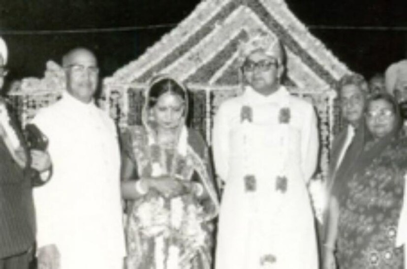 ব্যক্তিগত জীবনেও সমান দায়িত্বশীল ও আদর্শ অভিভাবক অরুণ জেটলি ৷ দীর্ঘদিন ধরে ক্যানসার ও কিডনির সংক্রমণে ভুগছিলেন অরুণ জেটলি ৷ ৯ অগাস্ট থেকে এইমসে ভর্তি ছিলেন তিনি ৷ লাইফ সাপোর্ট সিস্টেমে রাখা হয় তাঁকে ৷ কয়েক সপ্তাহের লড়াইয়ের পর আজ শেষ নিঃশ্বাস ত্যাগ করেন তিনি ৷ রেখে গেলেন স্ত্রী সঙ্গীতা, পুত্র রোহন জেটলি ও কন্যা সোনালি জেটলি ৷ ১৯৮২ সালে বিয়ে হয় তাঁর ৷ তাঁর পুত্র রোহন ও কন্যা সোনালি দু’জনেই পিতার মতো আইনজীবীর পেশাকেই বেছে নিয়েছেন ৷ ২০১৫ সালে উকিল-ব্যবসায়ী জয়েশ বক্সীর সঙ্গে বিয়ে হয় সোনালি জেটলির৷