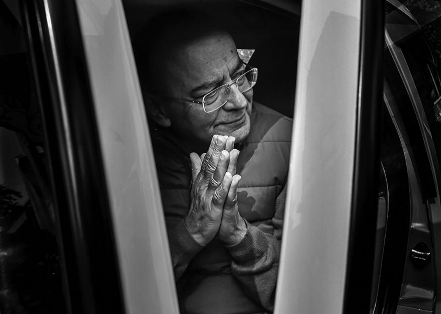 এই দুই সিদ্ধান্তের প্রতিবাদে বিরোধীরা কোমর বেঁধে নামে। তখন বারবার মোদি সরকারের ঢাল হন অরুণ জেটলি। ২০১৯ সালের লোকসভা ভোটের আগে যখন রাফাল নিয়ে প্রতিদিন নরেন্দ্র মোদিকে নিশানা করছেন রাহুল গান্ধি, তখন অর্থমন্ত্রকে থাকা সত্ত্বেও মোদি সরকারের হয়ে প্রতিদিন জবাব দেন সেই অরুণ জেটলিই। অসুস্থতার কারণেই ২০১৯ সালে দ্বিতীয় মোদি মন্ত্রিসভায় আর তিনি থাকেননি। এই দুই সিদ্ধান্তের প্রতিবাদে বিরোধীরা কোমর বেঁধে নামে। তখন বারবার মোদি সরকারের ঢাল হন অরুণ জেটলি। ২০১৯ সালের লোকসভা ভোটের আগে যখন রাফাল নিয়ে প্রতিদিন নরেন্দ্র মোদিকে নিশানা করছেন রাহুল গান্ধি, তখন অর্থমন্ত্রকে থাকা সত্ত্বেও মোদি সরকারের হয়ে প্রতিদিন জবাব দেন সেই অরুণ জেটলিই। অসুস্থতার কারণেই ২০১৯ সালে দ্বিতীয় মোদি মন্ত্রিসভায় আর তিনি থাকেননি।