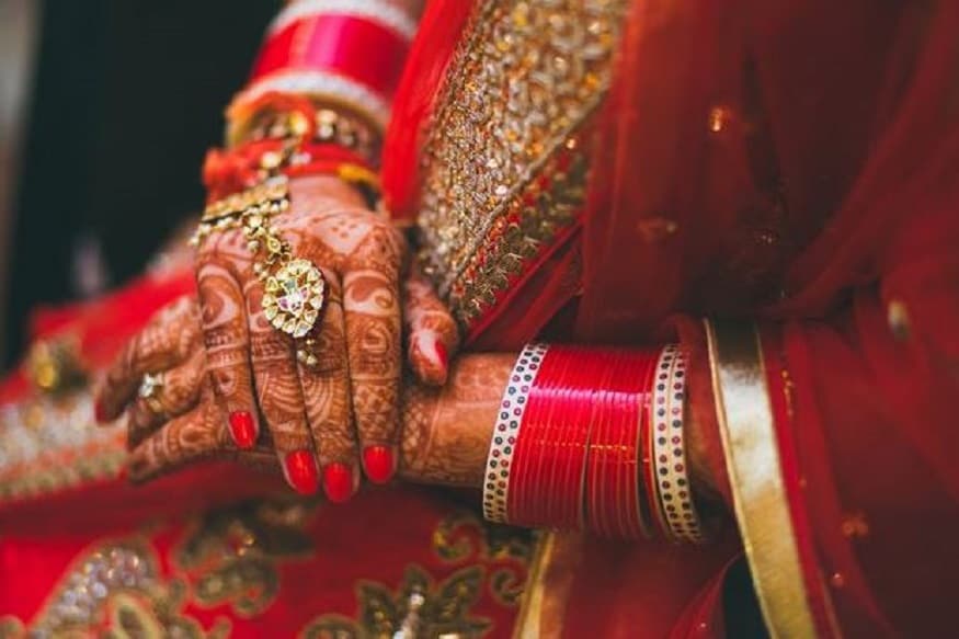 ভারত -পাকিস্তান দু‘দেশের মধ্যে সম্পর্ক তলানিতে ঠেকে মাঝে মধ্যেই ৷ কূটনৈতিক -রাজনৈতিক সম্পর্কের চাপে কিন্তু প্রেম আটকে রাখা যায় না তা আগেও প্রমাণ হয়েছে আরও একবার প্রমান হল আরও একবার৷ ভারতীয় শামিয়া আরজুর সঙ্গে বিয়েটা সেরে ফেললেন পাক ক্রিকেটার হাসান আলি ৷ Photo- Representive ভারত -পাকিস্তান দু‘দেশের মধ্যে সম্পর্ক তলানিতে ঠেকে মাঝে মধ্যেই ৷ কূটনৈতিক -রাজনৈতিক সম্পর্কের চাপে কিন্তু প্রেম আটকে রাখা যায় না তা আগেও প্রমাণ হয়েছে আরও একবার প্রমান হল আরও একবার৷ ভারতীয় শামিয়া আরজুর সঙ্গে বিয়েটা সেরে ফেললেন পাক ক্রিকেটার হাসান আলি ৷ Photo- Representive