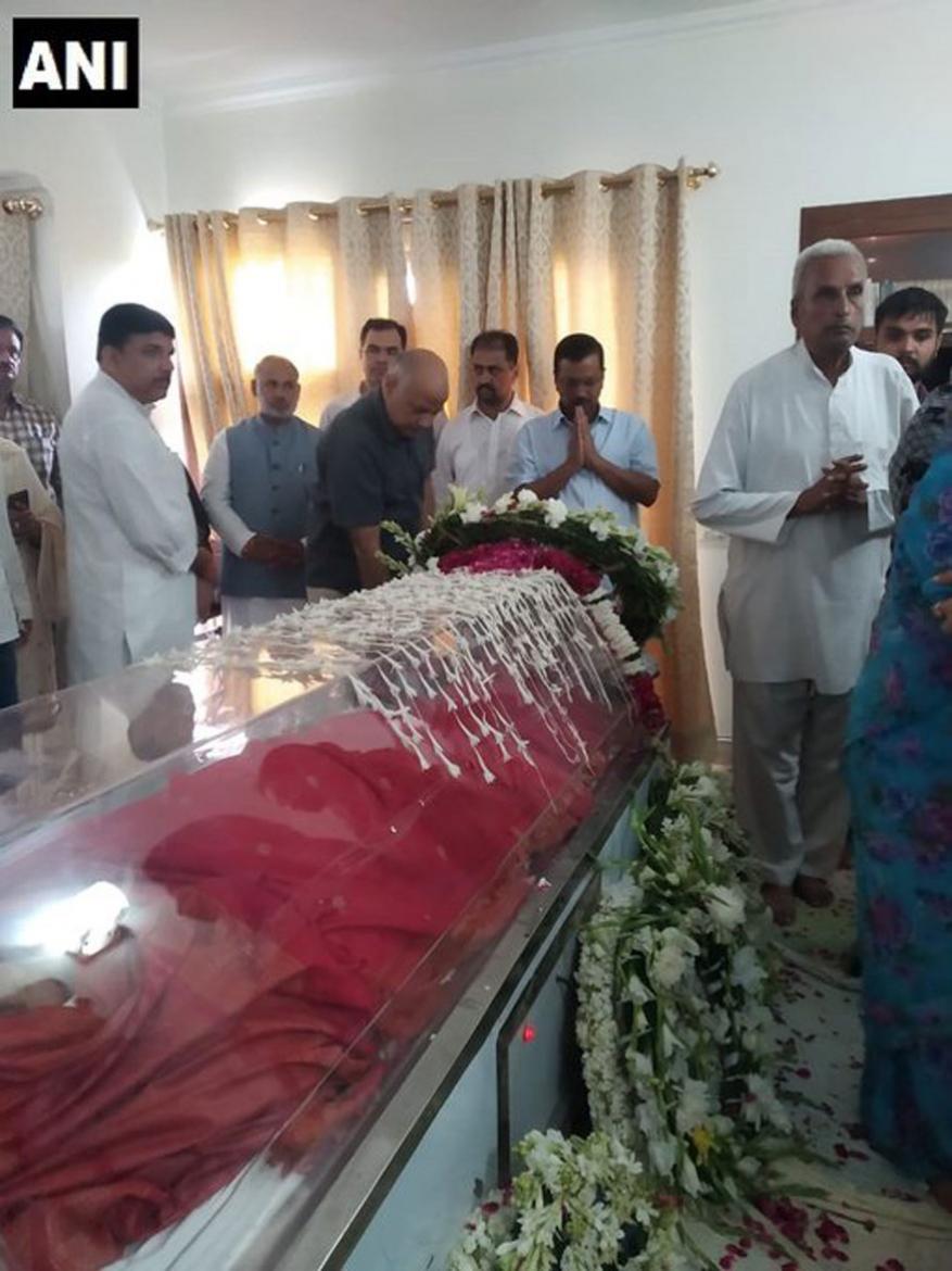 বাড়িতে গিয়ে শেষশ্রদ্ধা দিল্লির মুখ্যমন্ত্রী অরবিন্দ কেজরিওয়াল ও উপমুখ্যমন্ত্রী মণীশ সিসোদিয়া (Image: ANI) বাড়িতে গিয়ে শেষশ্রদ্ধা দিল্লির মুখ্যমন্ত্রী অরবিন্দ কেজরিওয়াল ও উপমুখ্যমন্ত্রী মণীশ সিসোদিয়া (Image: ANI)