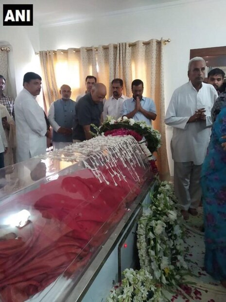 বাড়িতে গিয়ে শেষশ্রদ্ধা দিল্লির মুখ্যমন্ত্রী অরবিন্দ কেজরিওয়াল ও উপমুখ্যমন্ত্রী মণীশ সিসোদিয়া (Image: ANI)