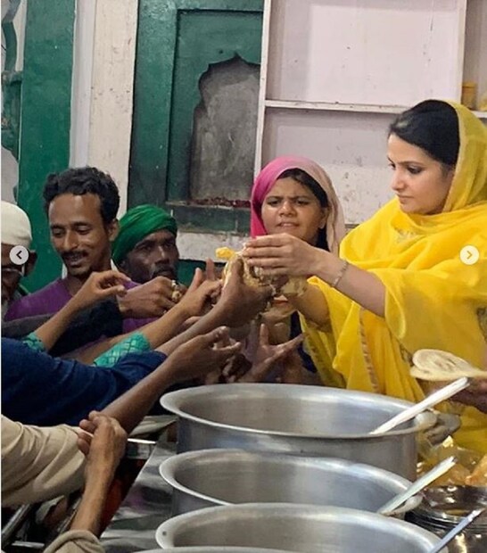 সেখানে গিয়ে অভুক্ত মানুষদের হাতে তুলে দিলেন খাবার। আসলে খাবারের কোনও ধর্ম হয় না। খিদের কোনও জাত হয় না। তা আর একবার প্রমান করলেন এই অভিনেত্রী। photo source Instagram 