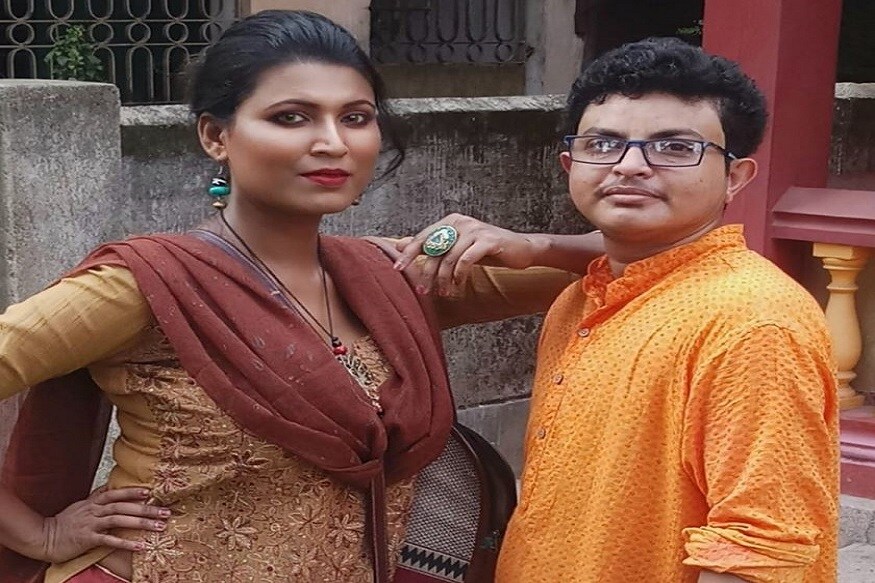 প্রেমই সর্বশ্রেষ্ঠ ! তা যেন আবার প্রমাণ দিলেন তিস্তা ও দীপন ৷ প্রেমের কাছে শরীর, বর্হিজগৎ সবই তুচ্ছ, তাই যেন সবাইকে আবার মন করিয়ে দিলেন এ রাজ্যে এই লিঙ্গান্তরিত জুটি ৷ আর তাই তো প্রেম পেল নতুন জীবন ৷ সোমবার ছাদনাতলায় সাত পাকে বাঁধা পড়বেন এই প্রেমিক জুটি তিস্তা ও দীপন ৷ Photo: Facebook প্রেমই সর্বশ্রেষ্ঠ ! তা যেন আবার প্রমাণ দিলেন তিস্তা ও দীপন ৷ প্রেমের কাছে শরীর, বর্হিজগৎ সবই তুচ্ছ, তাই যেন সবাইকে আবার মন করিয়ে দিলেন এ রাজ্যে এই লিঙ্গান্তরিত জুটি ৷ আর তাই তো প্রেম পেল নতুন জীবন ৷ সোমবার ছাদনাতলায় সাত পাকে বাঁধা পড়বেন এই প্রেমিক জুটি তিস্তা ও দীপন ৷ Photo: Facebook