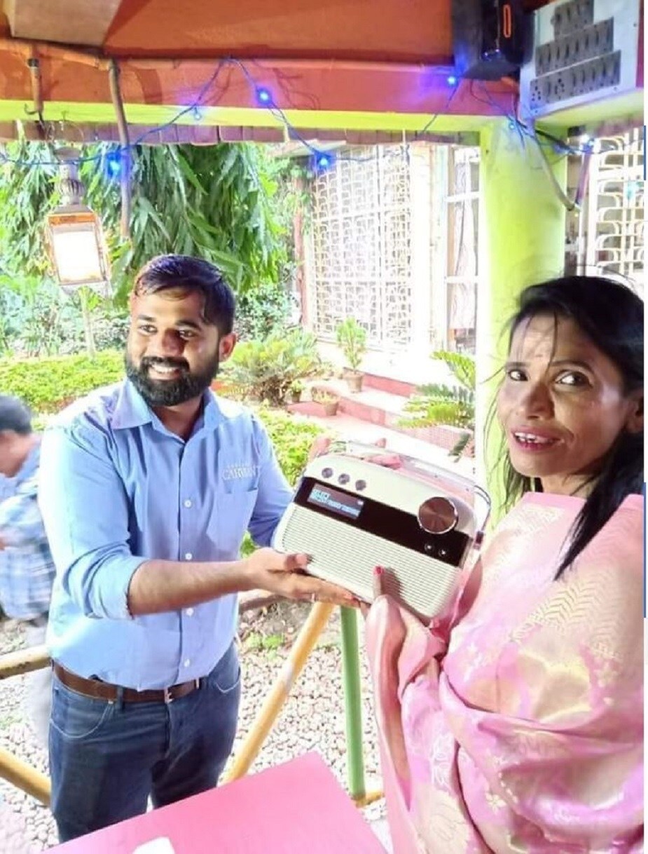 আমূল বদলে গেল রাণুর জীবন। তাঁকে নিয়ে যাওয়া হল বিউটি পার্লারে। চুল স্ট্রেট করা হল। কালো রঙ করা হল, পরানো হল দামি শাড়ি। এখানেই শেষ নয়, 'সারেগামা' কোম্পানি তাঁদের ক্যারাভা উপহার দিল রাণুকে। আমূল বদলে গেল রাণুর জীবন। তাঁকে নিয়ে যাওয়া হল বিউটি পার্লারে। চুল স্ট্রেট করা হল। কালো রঙ করা হল, পরানো হল দামি শাড়ি। এখানেই শেষ নয়, 'সারেগামা' কোম্পানি তাঁদের ক্যারাভা উপহার দিল রাণুকে।