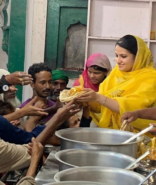 তনুশ্রীর হাত থেকে খাবার পেয়ে খুশি হয়ে গেলেন এখানকার মানুষজন। একবেলা কারও খাবার তুলে দিতে পারাটাই বা কম কী ! photo source Instagram 