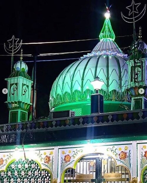 হলুদ চুড়িদার ও কামিজ। মাথায় ওড়না দিয়ে তিনি গেলেন কালিয়া শরীফে। photo source Instagram 
