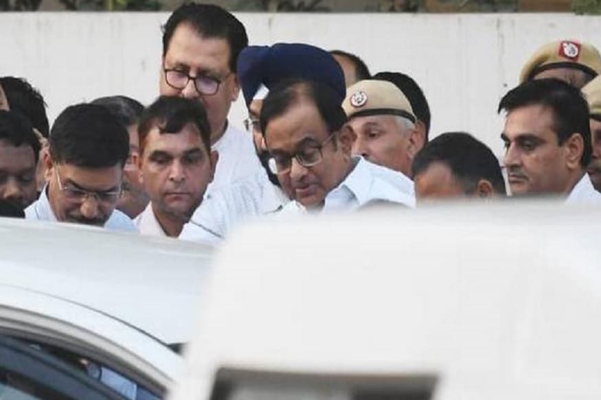 দেশের অর্থনীতি ধুঁকছে। বিভিন্ন ক্ষেত্রে চলছে ছাঁটাই। প্রতিদিনের খরচ সামলাতেই সাধারণ মানুষের নাভিশ্বাস। প্রসঙ্গত, জুনে শেষ হওয়া ত্রৈমাসিকে জিডিপি-র হার ৫ শতাংশ ৷ ৬ বছরে সর্বনিম্ন ৷ এর আগের দিনও সাংবাদিকদের পাঁচ আঙুল দেখিয়ে জিডিপি ৫ শতাংশের প্রসঙ্গ তুলে কেন্দ্রকে খোঁচা দিয়েছিলেন চিদম্বরম ৷Photo Source: Twitter দেশের অর্থনীতি ধুঁকছে। বিভিন্ন ক্ষেত্রে চলছে ছাঁটাই। প্রতিদিনের খরচ সামলাতেই সাধারণ মানুষের নাভিশ্বাস। প্রসঙ্গত, জুনে শেষ হওয়া ত্রৈমাসিকে জিডিপি-র হার ৫ শতাংশ ৷ ৬ বছরে সর্বনিম্ন ৷ এর আগের দিনও সাংবাদিকদের পাঁচ আঙুল দেখিয়ে জিডিপি ৫ শতাংশের প্রসঙ্গ তুলে কেন্দ্রকে খোঁচা দিয়েছিলেন চিদম্বরম ৷Photo Source: Twitter