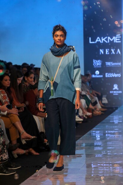 পোশাকে উঠে এলে একেবারে ভারতীয় ডিজাইন ৷ 