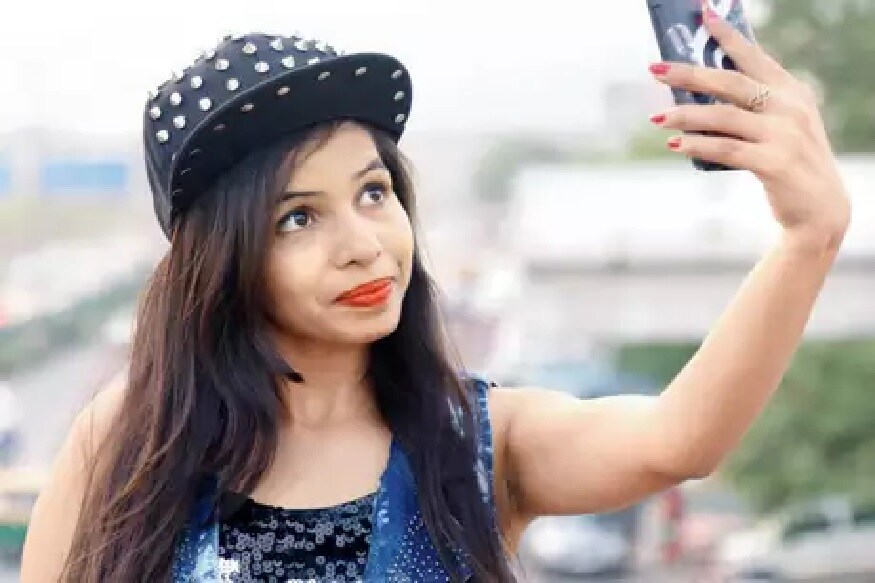 ঢিনচ্যাক পূজার সেল্ফি ম্যায়নে লে লিই গানে সবার নজরে এসেছেন ৷ অনেকে ঢিনচ্যাক পূজার গানে মজা করলেও তাঁর গান না শুনে থাকা যায়না ৷ ঢিনচ্যাক পূজার সেল্ফি ম্যায়নে লে লিই গানে সবার নজরে এসেছেন ৷ অনেকে ঢিনচ্যাক পূজার গানে মজা করলেও তাঁর গান না শুনে থাকা যায়না ৷